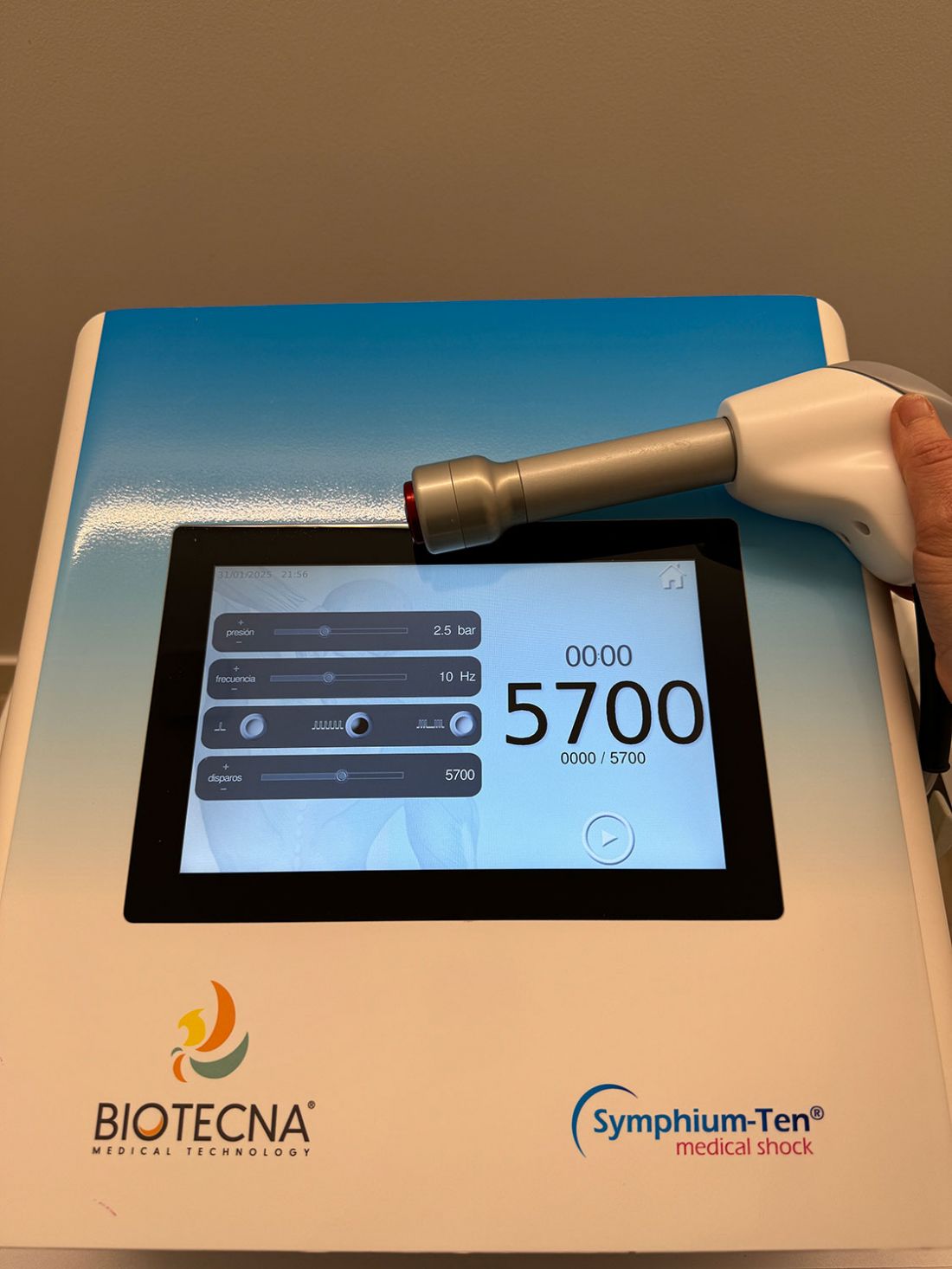 Equipo de evaluación electromédica utilizado en la clínica