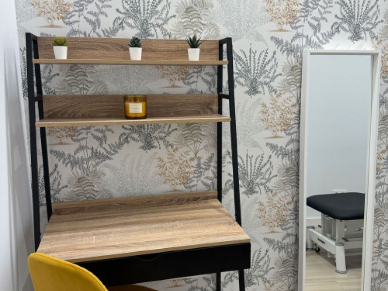 Sala de espera cálida con elementos de madera y espejo decorativo