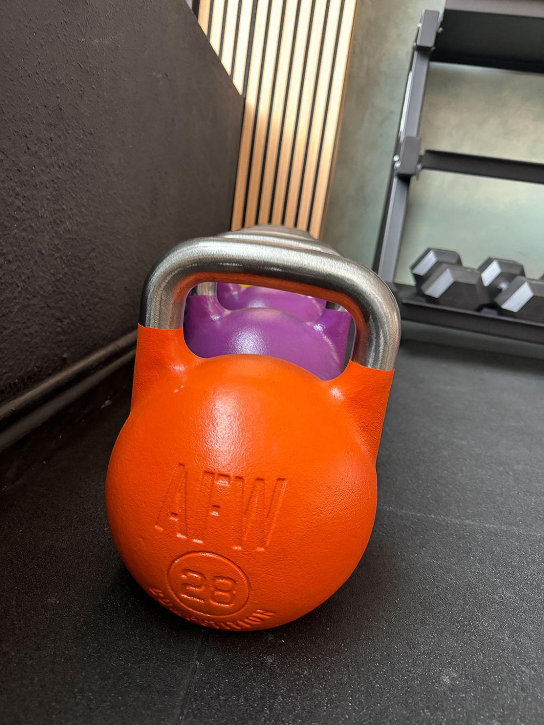 Pesa de color naranja en interior de sala de pilates