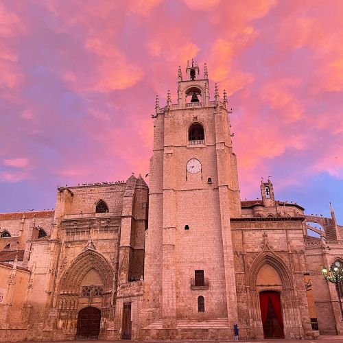 Imagen de la catedral de Palencia al atardecer