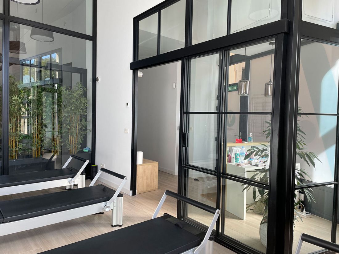 Cintas de correr en sala grande de pilates