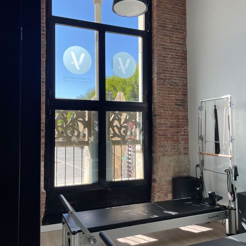 Ventanal grande en sala de pilates con cintas de correr