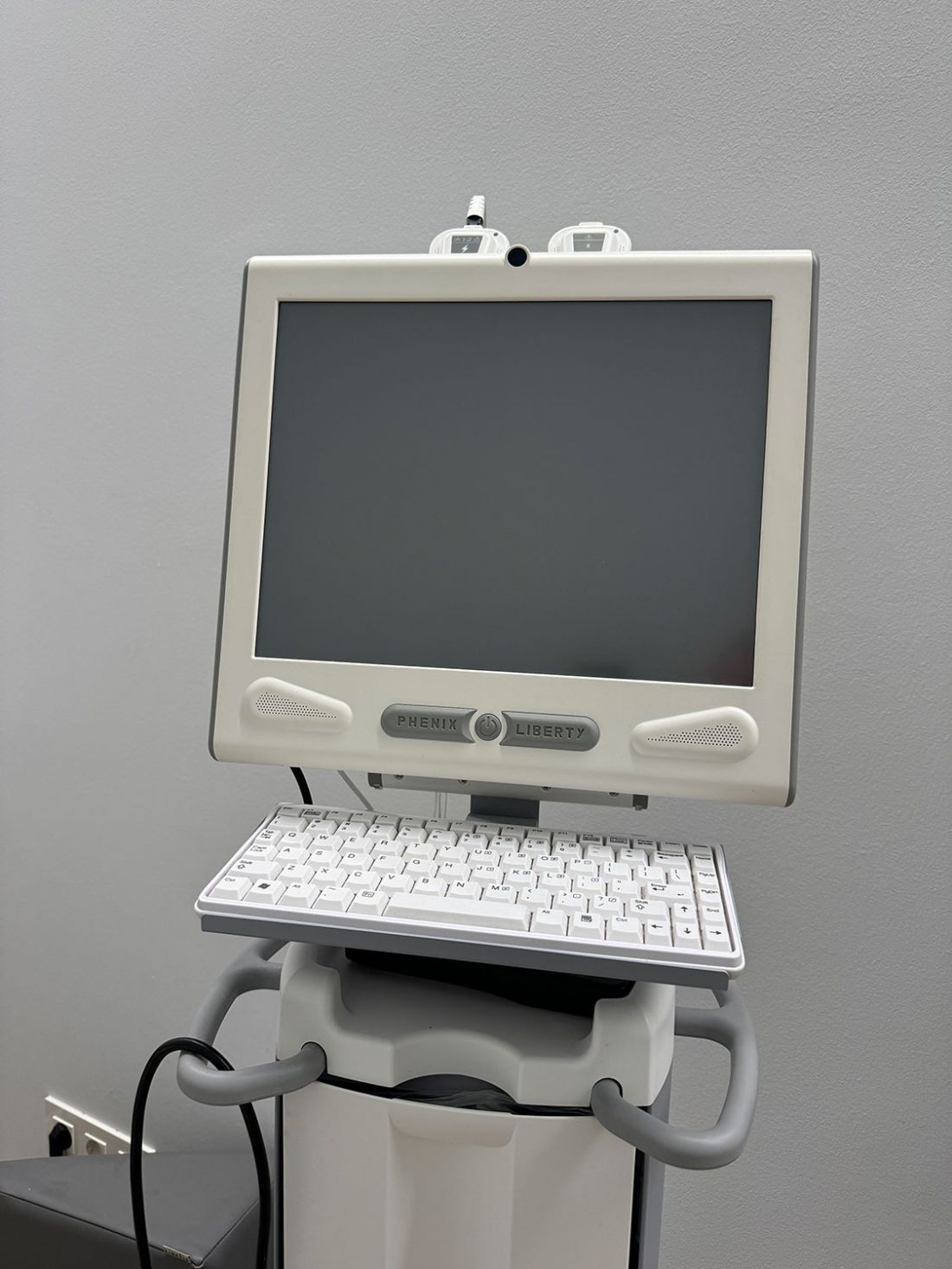 Ordenador con monitor apagado