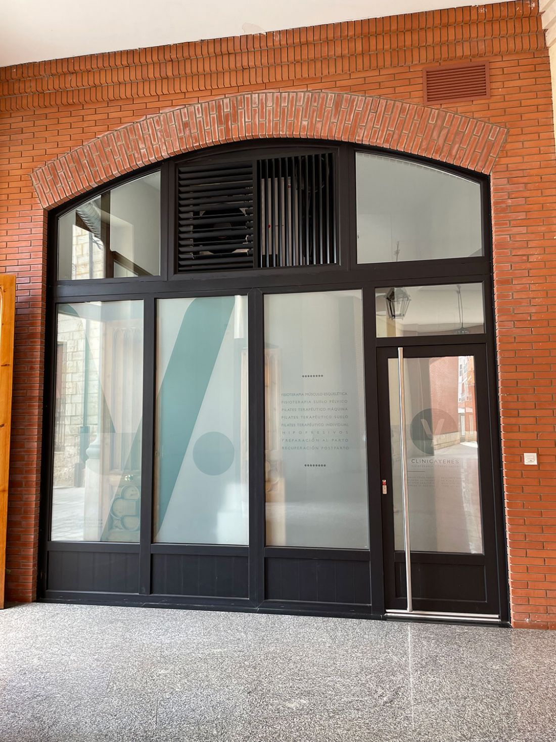 Ventanal exterior de la clínica
