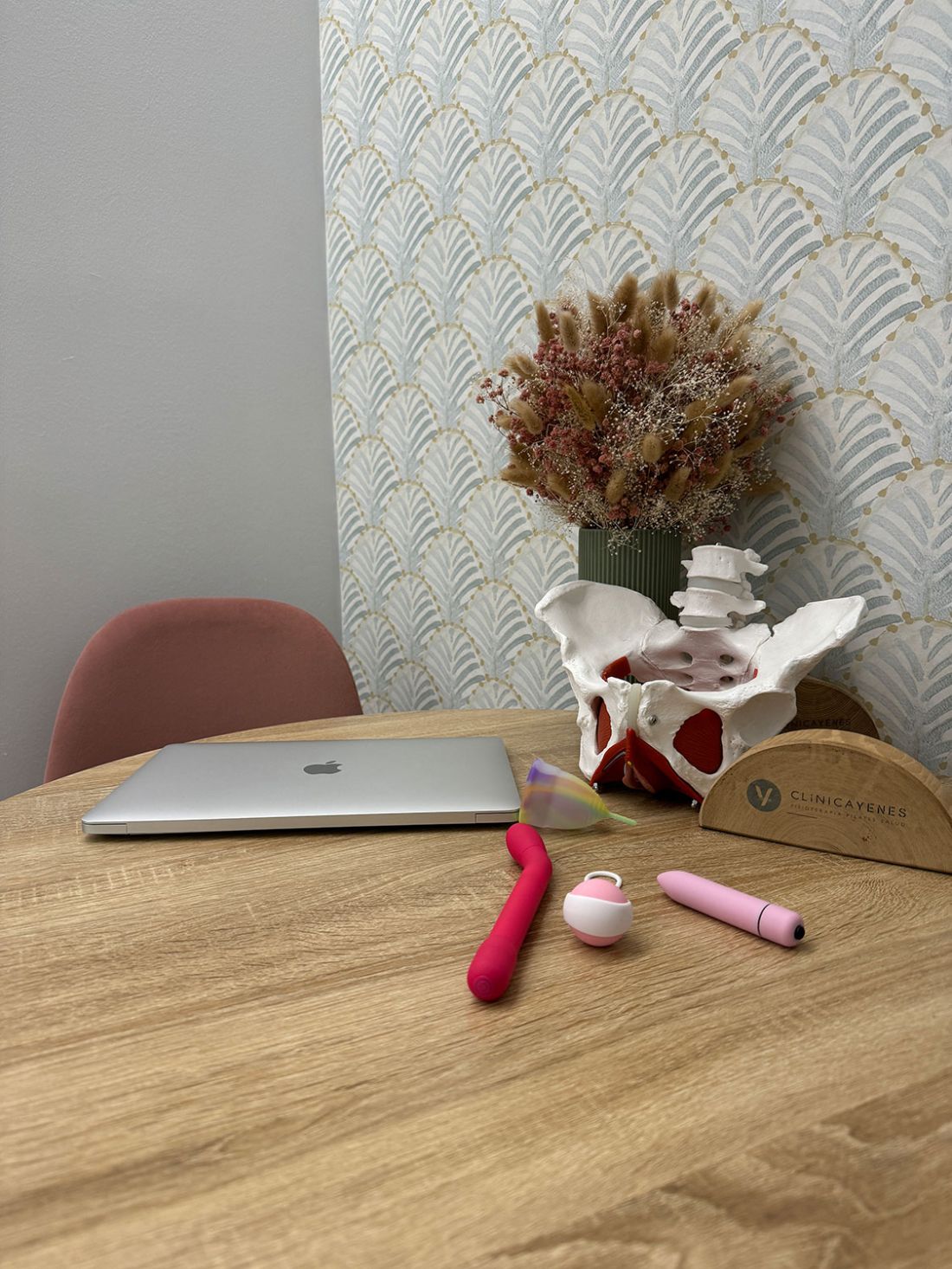 Detalle de figura de pelvis sobre mesa de madera en sala de espera