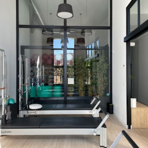 Sala grande de pilates con cintas de correr