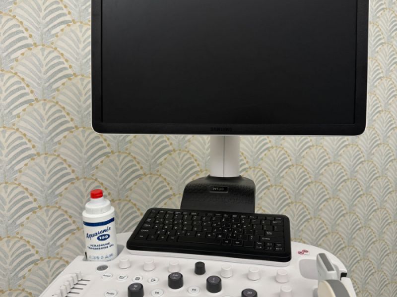 Aparato con monitor y mandos