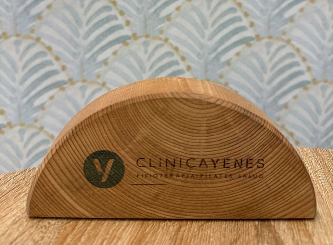Letrero de madera con nombre de la clínica