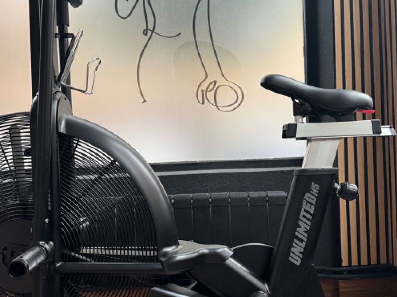 Bicicleta elíptica en interior de sala de pilates