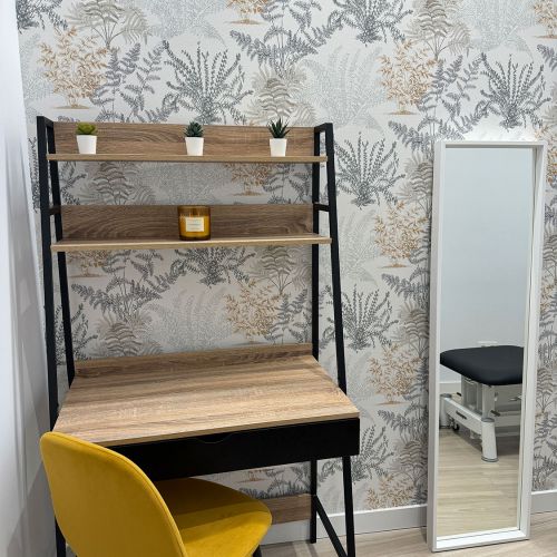 Sala de espera cálida con elementos de madera y espejo decorativo