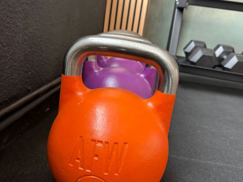 Pesa de color naranja en interior de sala de pilates