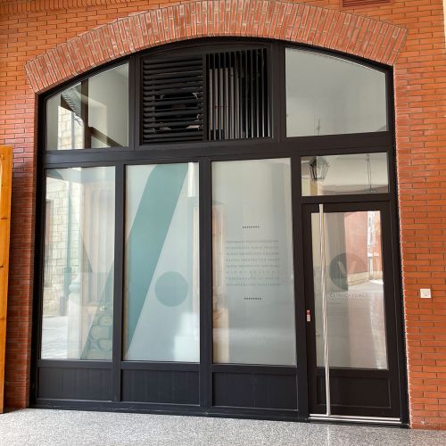 Entrada con gran ventanal que aporta luz natural al interior