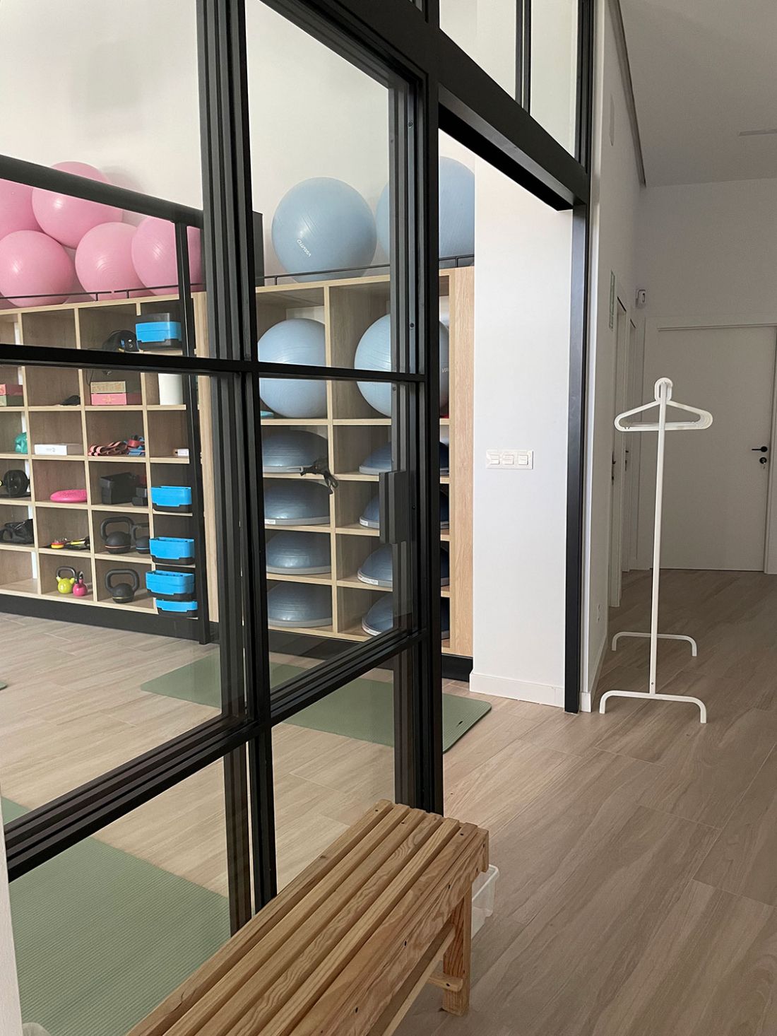 Perspectiva abierta del área de entrenamiento desde el pasillo central