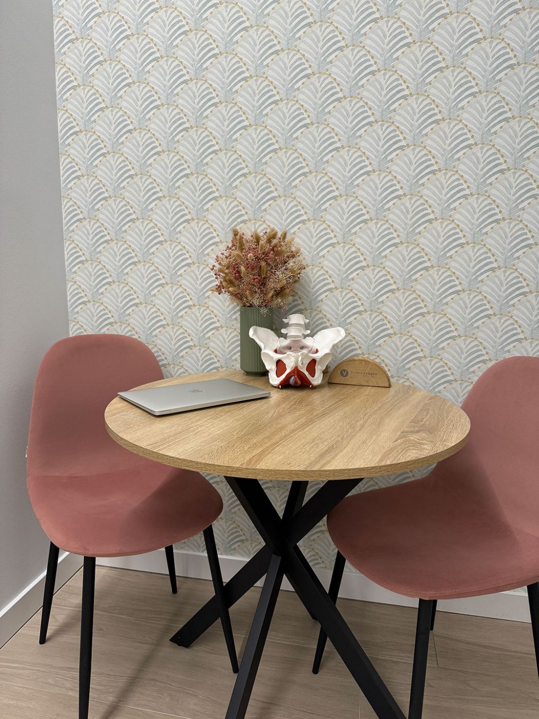 Espacio de atención cálido y funcional en la Clínica Yenes