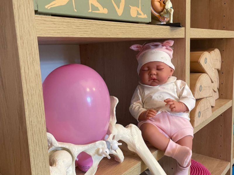 Estantes con juguetes para niños