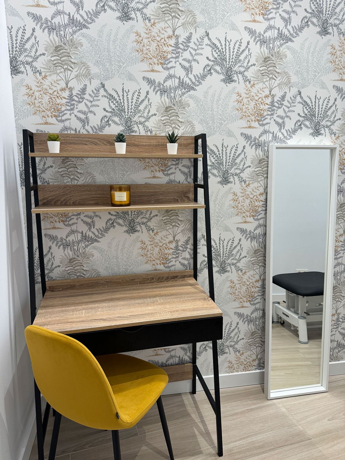 Sala de espera cálida con elementos de madera y espejo decorativo