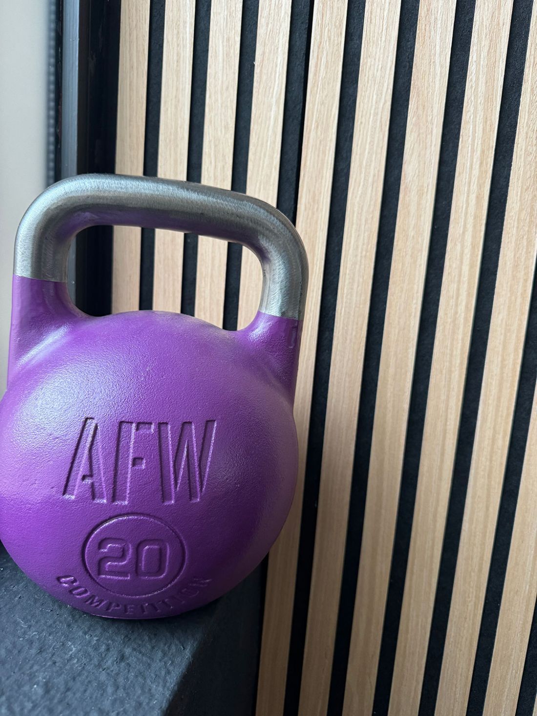 Pesa de color morado en interior de sala de pilates