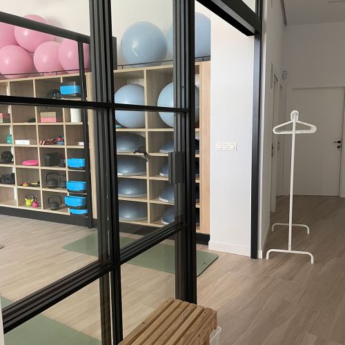 Perspectiva abierta del área de entrenamiento desde el pasillo central