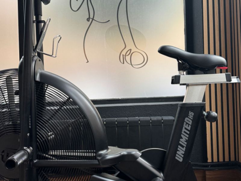 Aparato de entrenamiento cardiovascular disponible en la sala de pilates