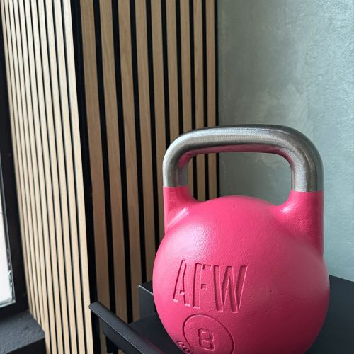 Pesa de color rosa en interior de sala de pilates