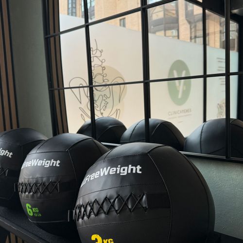 Equipamiento terapéutico utilizado para sesiones de fuerza y equilibrio