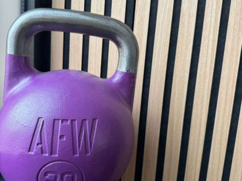 Pesa de color morado en interior de sala de pilates