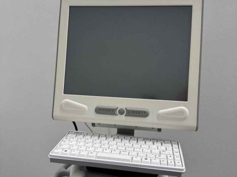 Ordenador con monitor apagado