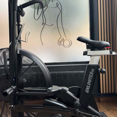 Bicicleta elíptica en interior de sala de pilates