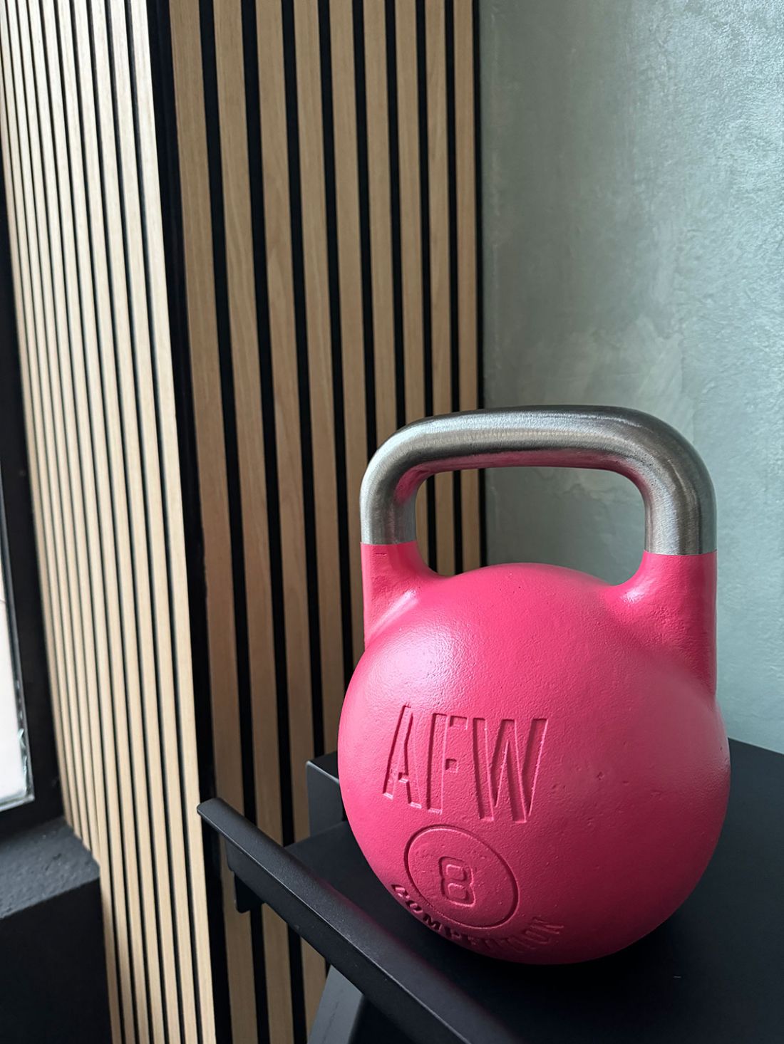 Pesa de color rosa en interior de sala de pilates