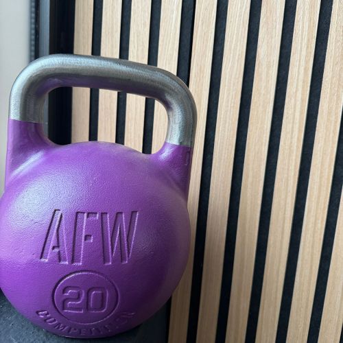 Pesa de color morado en interior de sala de pilates