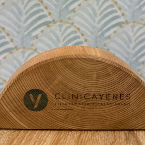 Letrero de madera con nombre de la clínica