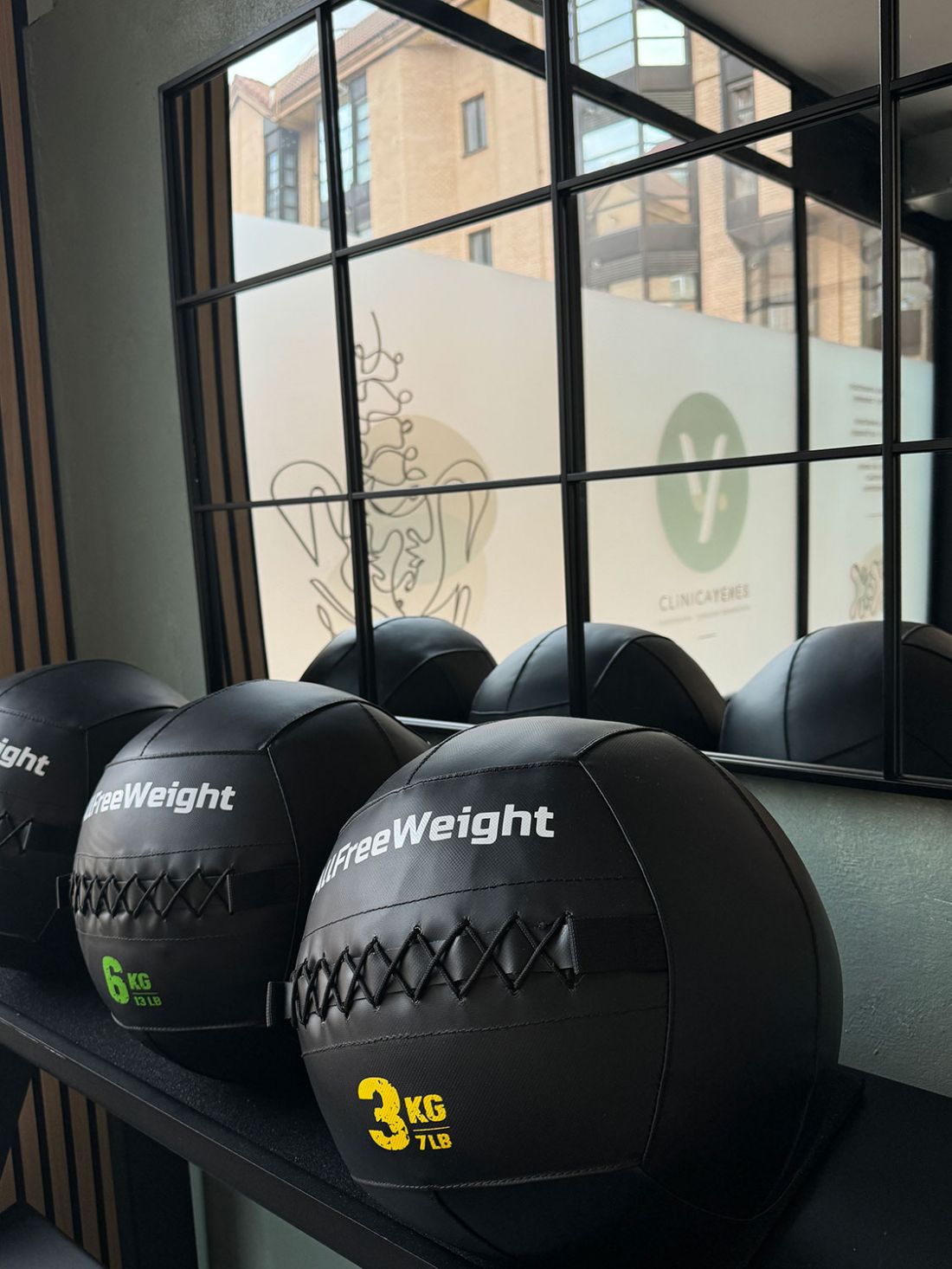 Balones medicinales en interior de sala de pilates