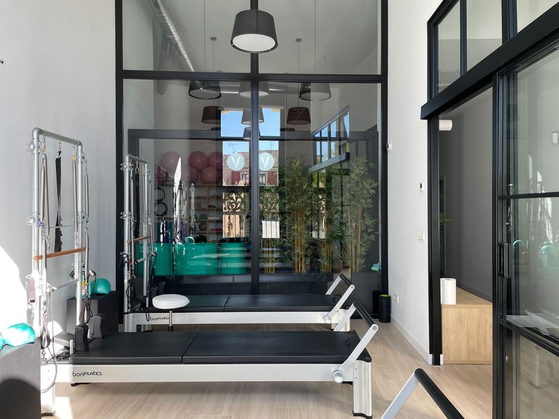 Sala grande de pilates con cintas de correr