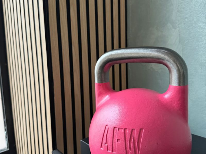 Pesa de color rosa en interior de sala de pilates