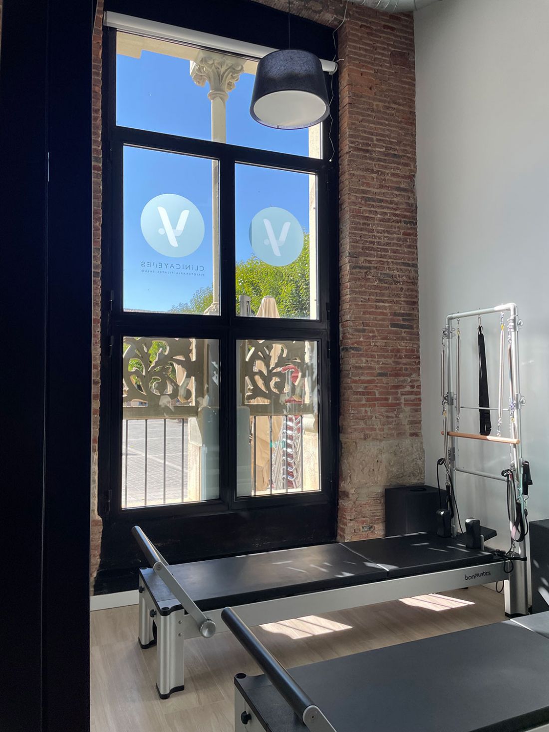 Espacio luminoso con equipamiento para ejercicio aeróbico