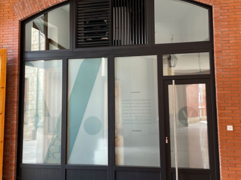 Entrada con gran ventanal que aporta luz natural al interior