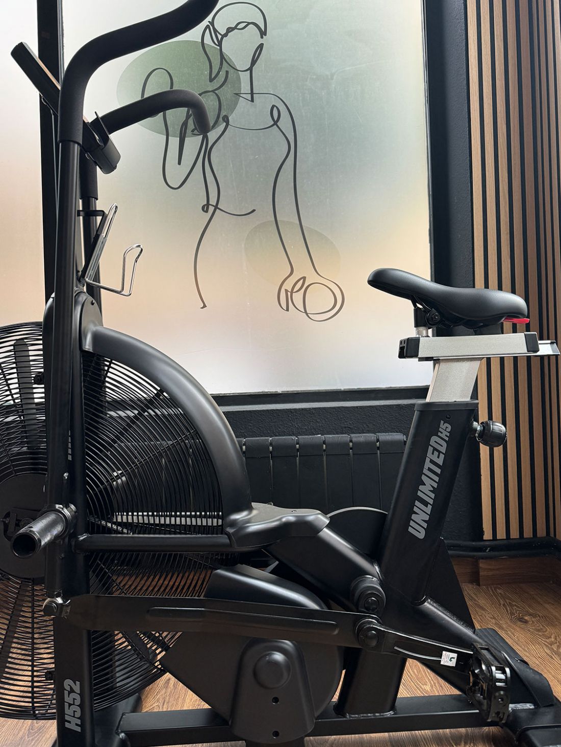 Bicicleta elíptica en interior de sala de pilates
