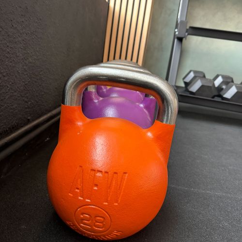 Pesa de color naranja en interior de sala de pilates
