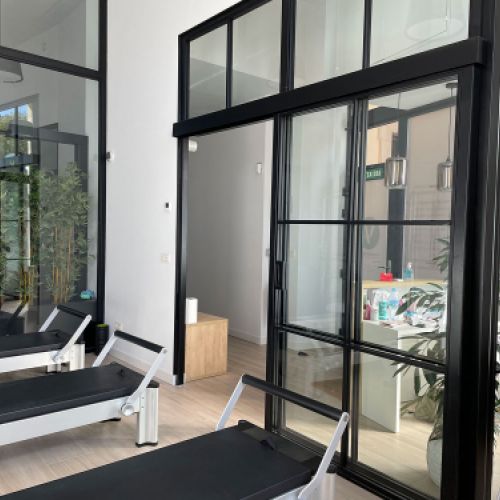 Cintas de correr en sala grande de pilates