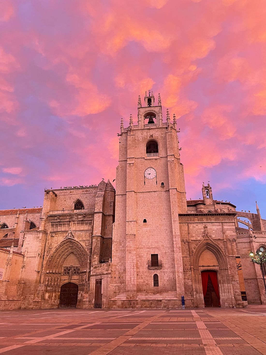 Imagen de la catedral de Palencia al atardecer