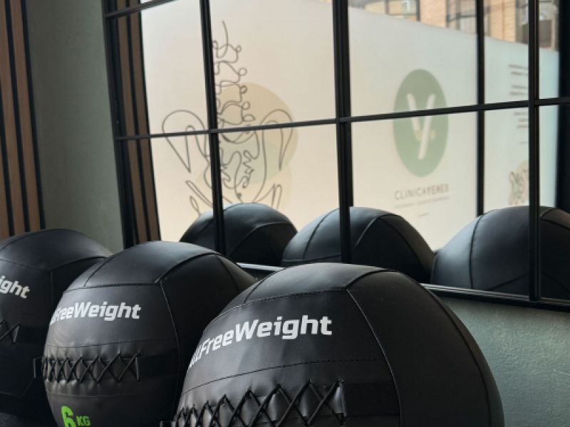 Balones medicinales en interior de sala de pilates